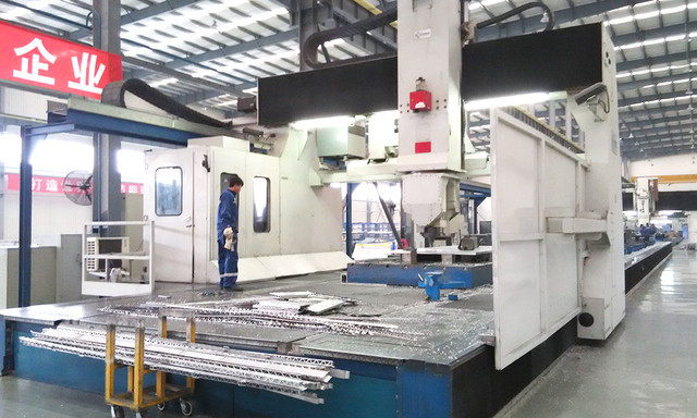 Équipement de fabrication et de traitement de profil en aluminium professionnel dans une installation de production Abelly