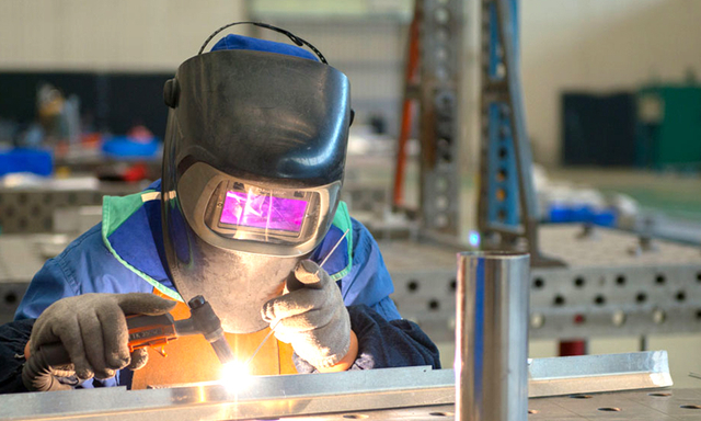 Spécialiste de soudage en aluminium certifié effectuant une fabrication de haute précision à Abelly Workshop