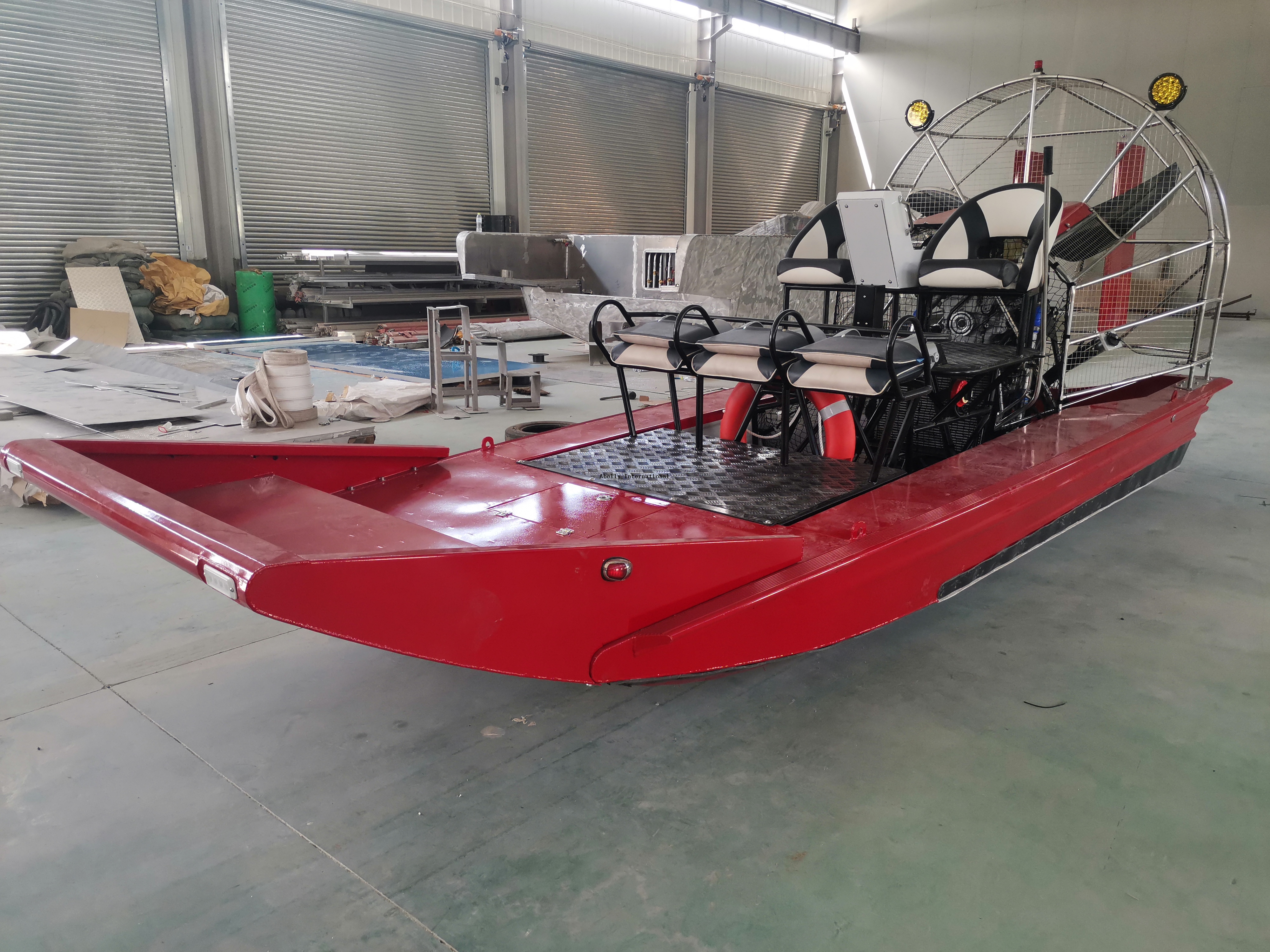 Airboat en aluminium naviguant en eaux peu profondes