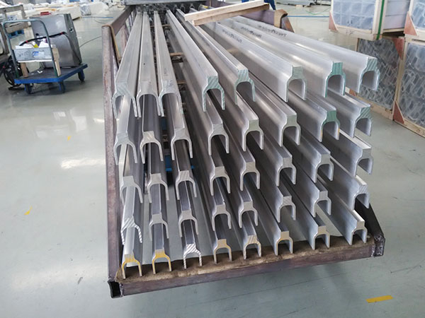 Profil en aluminium pour l'automobile